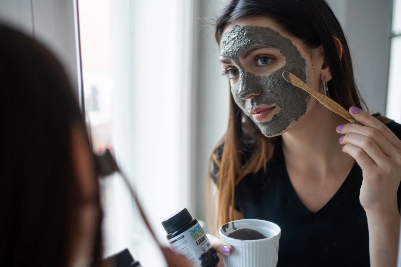 Kako da napravite masku od aktivnog uglja za čišćenje lica